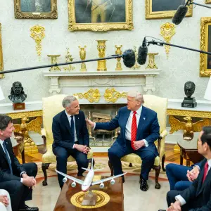 Trump Surprises Canada and Carney With New Message: We Love You